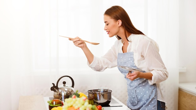 Osoba gotująca w kuchni